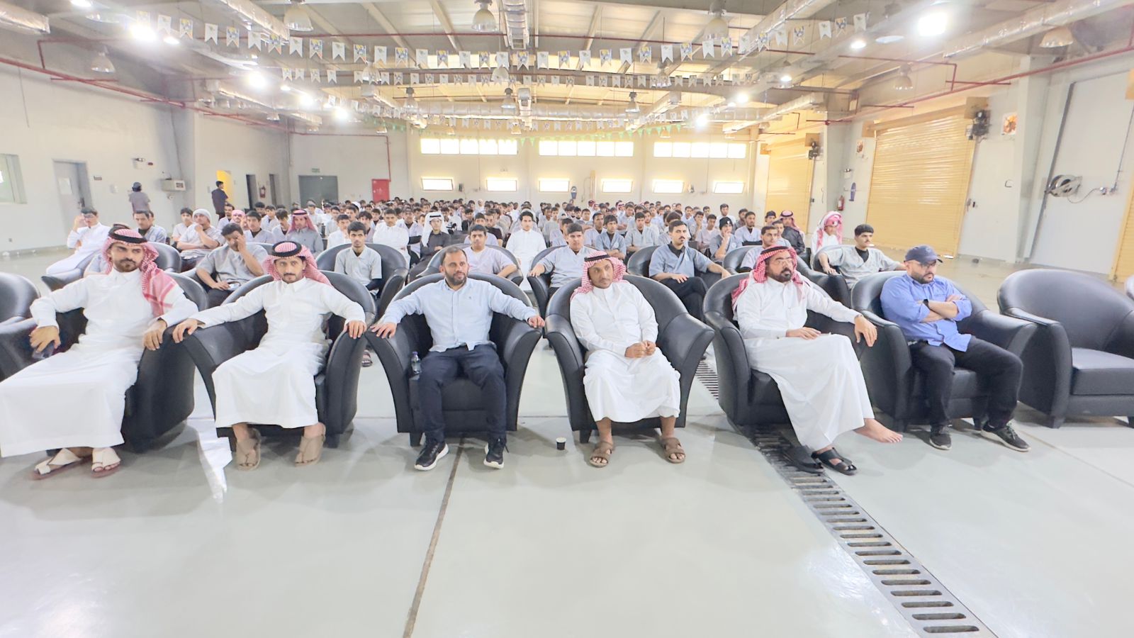 منسوبي وطلاب الكلية.jpg